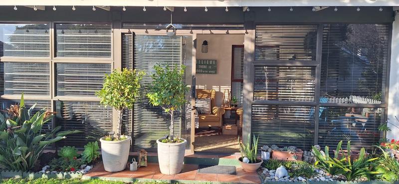 2 Bedroom Property for Sale in Sandbaai Western Cape